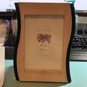 NWOT Natural Wood Curved Frame w easel & hanging hooks for 5x7" photos
